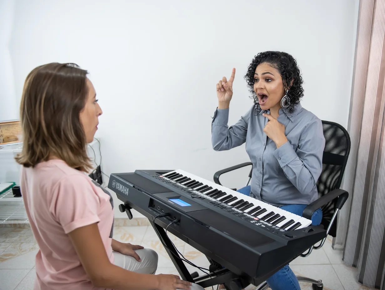 Débora Silva conduzindo exercício de preparação vocal com uma paciente