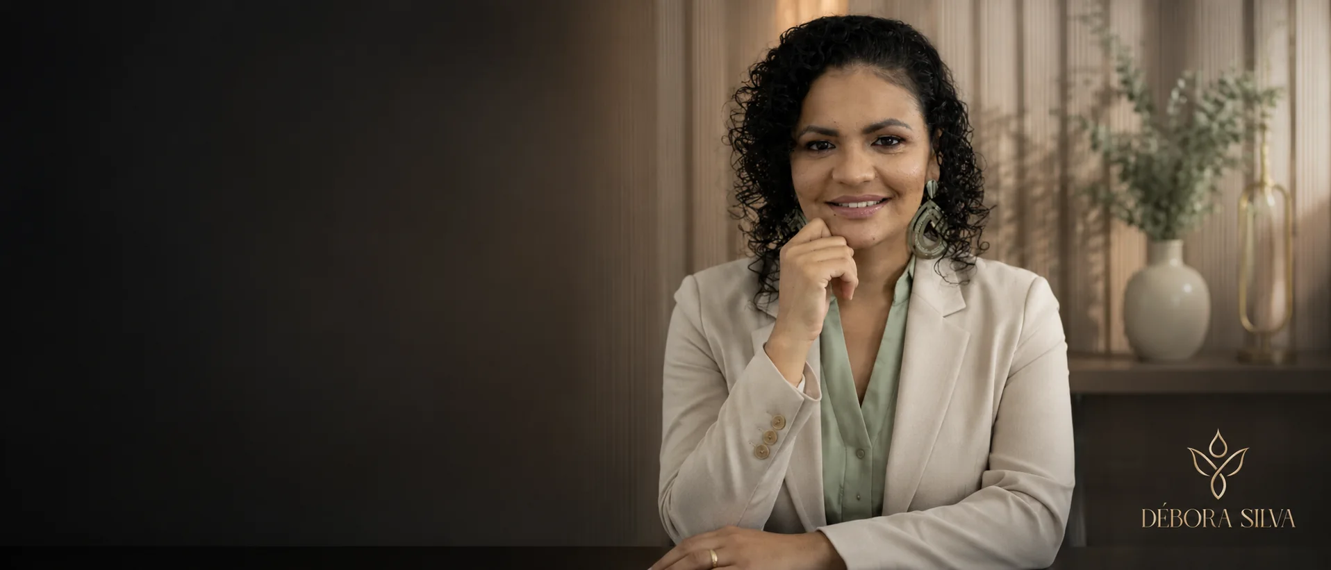 Fonoaudióloga Débora Silva em composição institucional